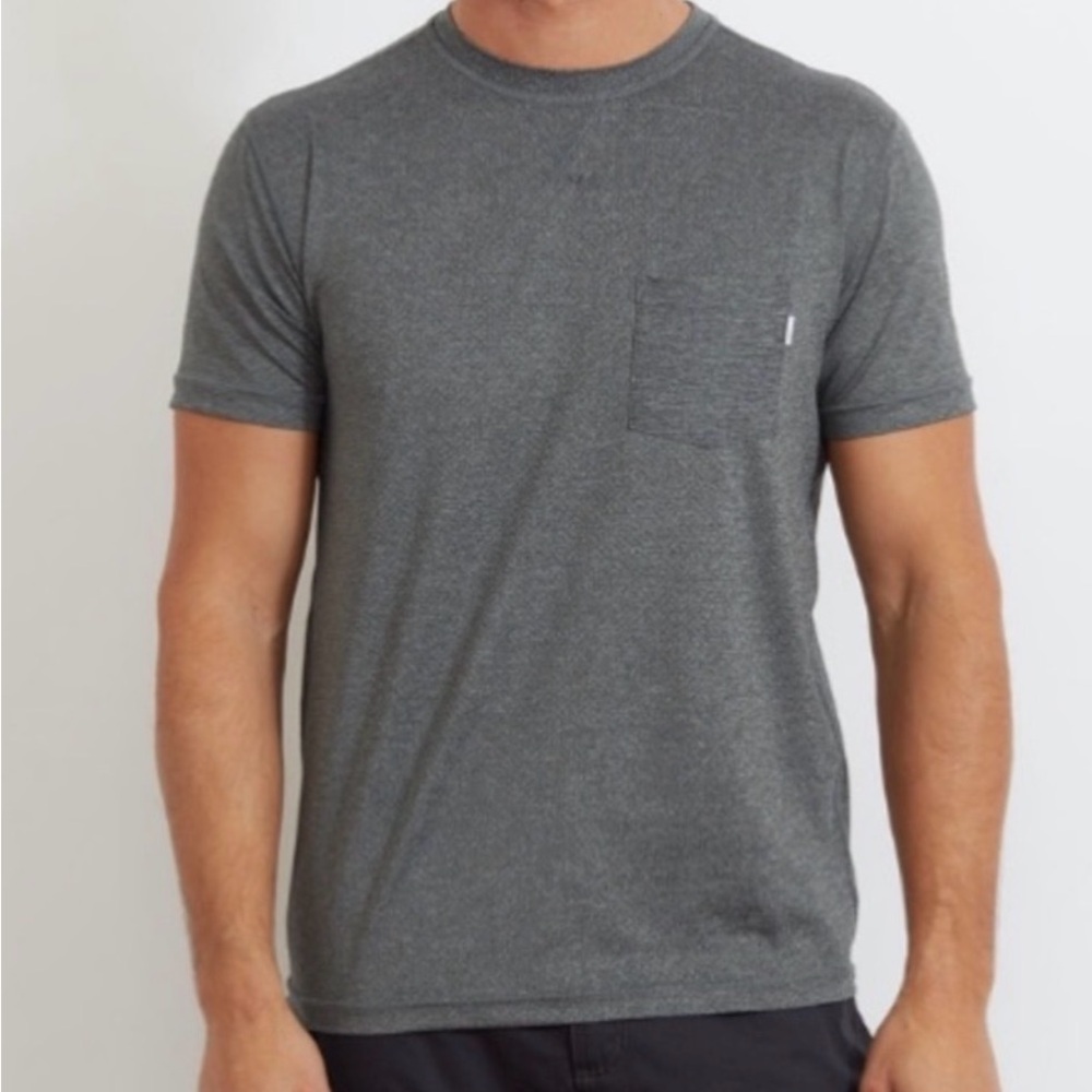 🎉NWOT! Vuori Trade Wind Gray Front Pocket Per Short Sleeve Tee!